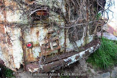 呉市広両谷にあった元広島電鉄のリアエンジンバス(貸切車)・いすゞBC151P(川崎航空機工業・昭和35年10月製造)廃車体 2009年3月26日撮影