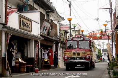 豊後高田 昭和の町 新町通り商店街(二代目餅屋清末 杵や前)を行くボンネットバス・いすゞBX141【クリックで大きく表示】