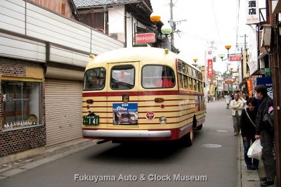 豊後高田 昭和の町 新町通り商店街(肉のかなおか前)を行くボンネットバス・いすゞBX141【クリックで大きく表示】