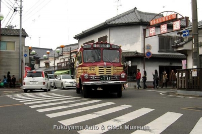 豊後高田 昭和の町 新町通り・中央通り交差点(雑貨や 悠遊館前)を行くボンネットバス・いすゞBX141【クリックで大きく表示】