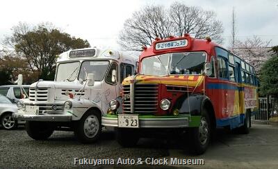 ボンネットバス2台並び 当館の日野BA14と日本自動車博物館の いすゞBXD30 3月31日、名古屋市中川区内において