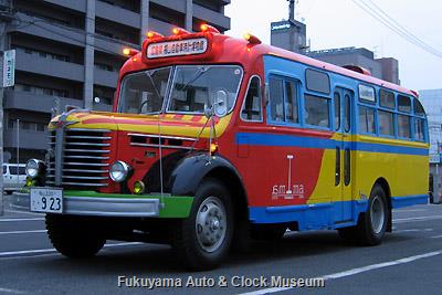 ボンネットバス・日野BA14 3月31日6時すぎ、福山駅北口において名古屋出張前記念撮影