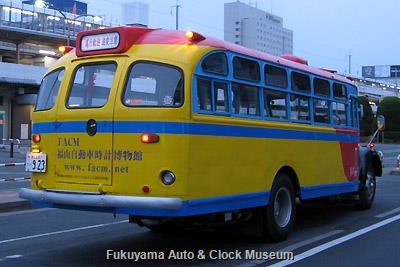 ボンネットバス・日野BA14 3月31日6時すぎ、福山駅北口において名古屋出張前記念撮影