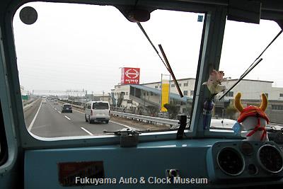 3月31日13時11分、名古屋市へ向けて名神高速道路(岐阜日野自動車本社脇)を進むボンネットバス・日野BA14