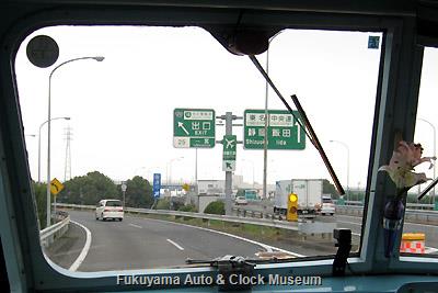 3月31日13時27分、名古屋市へ向けて名神高速道路 一宮ICを進むボンネットバス・日野BA14