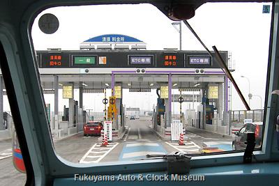 3月31日13時34分、名古屋市へ向けて名古屋高速道路 清須料金所(ETCレーン)を進むボンネットバス・日野BA14