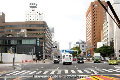 3月31日、老舗劇場・御園座(3月末閉館)前の伏見通(国道19号線)を進むボンネットバス・日野BA14