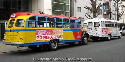 ボンネットバス2台並び 当館の日野BA14と日本自動車博物館の いすゞBXD30 3月31日、名古屋市中心部のオフィス街において