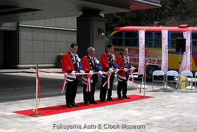 4月1日、名古屋市公館前で開催の な・ご・や商業フェスタ2013 出発式 テープカット