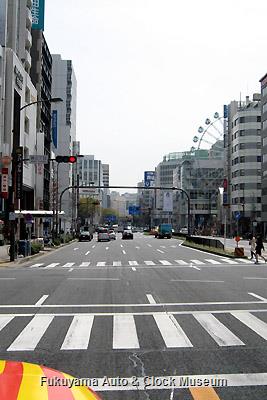 4月1日、名古屋市中区・錦三丁目交差点を南進するボンネットバス・日野BA14