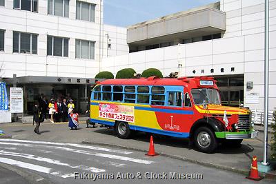 4月1日、名古屋市中川区役所を表敬訪問したボンネットバス・日野BA14