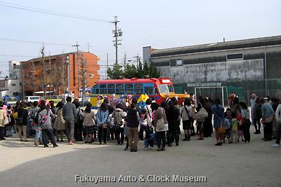 4月1日、名古屋市中川区打中二丁目の打中幼稚園を訪問したボンネットバス・日野BA14
