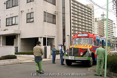 4月2日、名古屋市熱田環境事業所を表敬訪問したボンネットバス・日野BA14