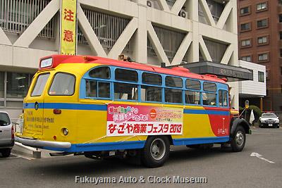 4月2日、熱田警察署を表敬訪問したボンネットバス・日野BA14