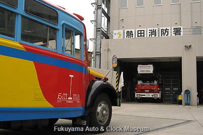 4月2日、熱田消防署を表敬訪問したボンネットバス・日野BA14 イベコ・マギルス(ドイツ)製はしご車とご対面