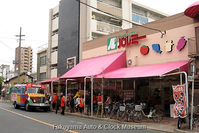 4月3日、名古屋市中村区・笈瀬本通商店街のフレッシュプラザ パルミーを訪問したボンネットバス・日野BA14