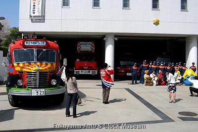4月4日、千種消防署を表敬訪問したボンネットバス・日野BA14