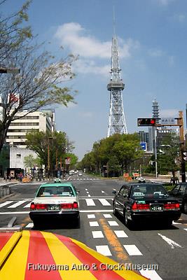 4月5日、名古屋市中区・錦通久屋交差点を北進するボンネットバス・日野BA14