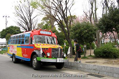 4月7日、名古屋市名東区社台二丁目・上社西部第一公園を訪問したボンネットバス・日野BA14