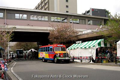 4月7日、名古屋市名東区・藤が丘中央商店街の第34回藤が丘さくらまつりを訪問したボンネットバス・日野BA14