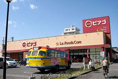 4月8日、名古屋市南区柴田本通一丁目のピアゴ ラ・フーズコア柴田店を訪問したボンネットバス・日野BA14