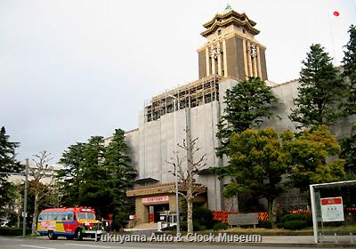 名古屋市役所本庁舎(外壁修繕中)とボンネットバス・日野BA14 4月7日撮影