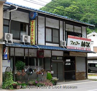 「フェローMAX」の名入り看板を掲げ続けられている広島県某島の自動車店(開店休業状態?)