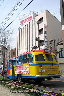 4月1日、名古屋市中川区尾頭橋三丁目(尾頭橋商店街)のスーパーマーケット・清水屋尾頭橋店前を訪問したボンネットバス・日野BA14