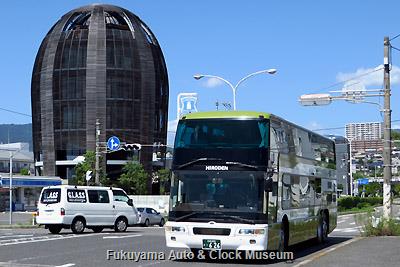 第15回ひろしまバスまつり 広島電鉄の三菱ふそうMU612TXエアロキング試乗会走行風景 商工センター7丁目にあるオタフクソースのWood Egg お好み焼館を背景に