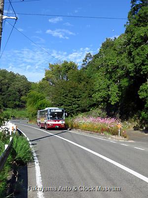 『その後の井笠鉄道バス』6ページ掲載 福山〜神辺〜上三谷線 下三谷停留所付近 中国バス井笠バスカンパニー 2013年9月29日(日)7:40上三谷発→8:25福山駅前着便 三菱ふそうKC-MK619JエアロミディMK (1999年式,三菱自動車バス製造,F9903,福山200か30) 7:45撮影