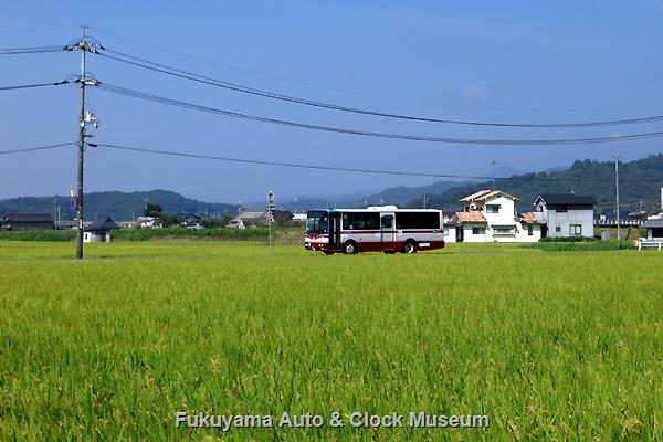 『その後の井笠鉄道バス』2ページ掲載 福山〜市民病院・神辺〜坪生線 上平野停留所付近 中国バス井笠バスカンパニー 2013年9月24日(火)10:00坪生発→10:50福山駅前着便 三菱ふそうPA-MK25FJエアロミディMK(2007年式,三菱ふそうバス製造,F0701,福山200か289) 10:13撮影