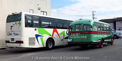 新旧UDマークのバス並び