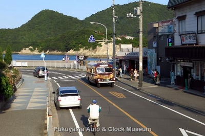 鞆鉄道のボンネットバス・いすゞBX341 福山駅前→鞆の浦・鞆港 運行風景 10月14日16時2分、鞆港停留所付近において【クリックで大きく表示】
