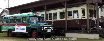 高松琴平電気鉄道760号(元玉野市営電気鉄道モハ103号)とボンネットバス・ニッサンU690との並び【クリックで大きく表示】