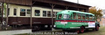 高松琴平電気鉄道760号(元玉野市営電気鉄道モハ103号)とボンネットバス・ニッサンU690との並び【クリックで大きく表示】