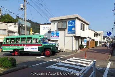 玉野市電 玉野保健所前駅跡付近の廃線跡を訪れたボンネットバス・ニッサンU690