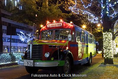 「周南冬のツリーまつり」のイルミネーションと日野BA14 12月8日、徳山駅前の御幸通りにおいて
