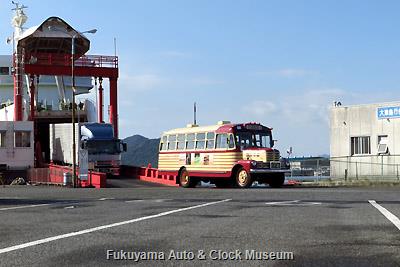 スオーナダフェリーで徳山港へ到着した豊後高田市のボンネットバス・いすゞBX141