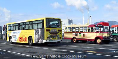 豊後高田市のボンネットバス・いすゞBX141と 大分交通の「別府ゆけむり号」(豊後高田市PRラッピングバス)とのツーショット 徳山港において