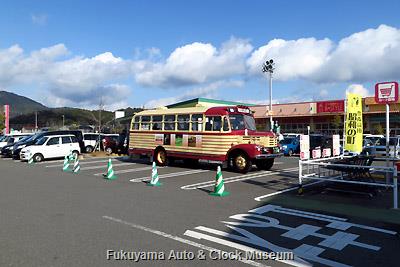 イオンタウン周南でのボンネットバス・いすゞBX141 展示風景