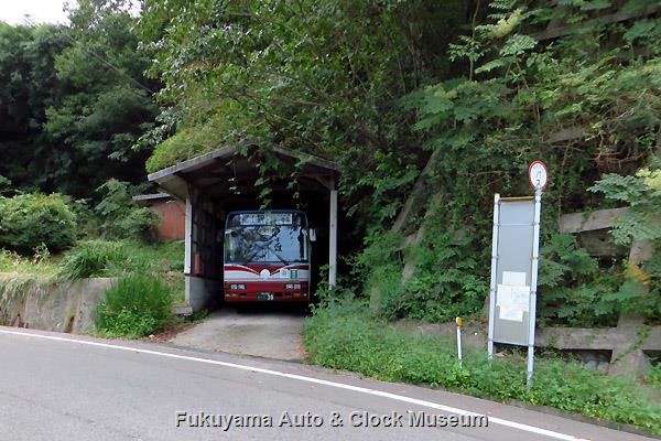 『その後の井笠鉄道バス』6ページ掲載 福山〜神辺〜上三谷線 上三谷車庫 中国バス井笠バスカンパニー 2013年9月30日(月)7:05上三谷発→7:50福山駅前着便出庫前 三菱ふそうKC-MK619JエアロミディMK(1999年式,三菱自動車バス製造,F9903,福山200か30) 6:15撮影