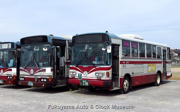『その後の井笠鉄道バス』101ページ掲載 井笠バスカンパニーで運用離脱となった日野U-RU3HJAAブルーリボン(1991年式,日野車体工業,H9103,岡山22か3305)と福山営業所から笠岡営業所へ転属となった いすゞU-LR232J(1995年式,富士重工業6E,Z9501,福山22く1310→倉敷200か200) 2013年10月4日、笠岡営業所(美の浜車庫)で撮影
