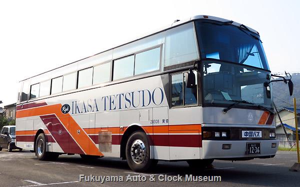 『その後の井笠鉄道バス』104ページ掲載 井笠バスカンパニー福山営業所の貸切車・いすゞU-LV771R (1993年式,富士重工業HD-II,Z9308,福山22く1236) 中国バス井笠バスカンパニー福山東営業所所属時、2013年9月23日 同営業所車庫で撮影