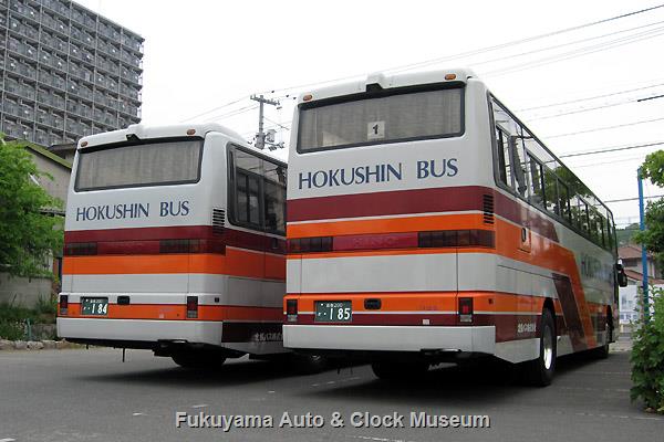 『その後の井笠鉄道バス』105ページ掲載 旧井笠鉄道福山自動車営業所から北振バスへ移籍の貸切車2台 左側:日野U-RU2FSABセレガFD(1994年式,日野車体工業,H9406,岡山22か3736→福山200か24→倉敷200か184)、右側:日野U-RU2FTABセレガGJ(1993年式,日野車体工業,H9307,福山22く1239→倉敷200か185) 2013年5月10日、当館バス駐車場で撮影