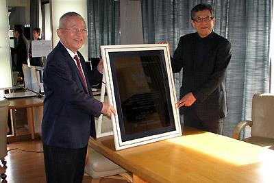 渋谷長寿健康財団の第2回澁谷昇賞を受賞した当館長(左)と同財団の大田代表理事