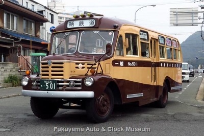 “ひな飾りボンネットバス” 鞆鉄道のいすゞBX341 (1958年式,新日国工業)【クリックで大きく表示】