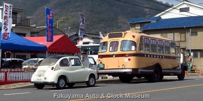 鞆鉄道のボンネットバス・いすゞBX341(1958年式,新日国工業)と当館のスバル360デラックス【クリックで大きく表示】
