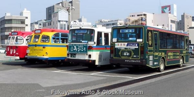 湖国バスの いすゞBXD30(1966年式,帝国自動車工業)および古参一般路線車と当館の日野BA14 (1958年式,東浦自動車工業)との並び 4月10日撮影【クリックで大きく表示】