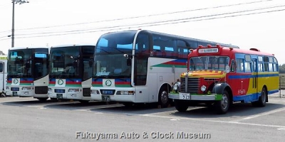 湖国バス彦根営業所の貸切車と当館の日野BA14 (1958年式,東浦自動車工業)との並び 4月10日撮影【クリックで大きく表示】