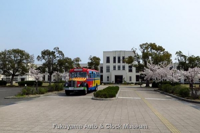 滋賀県豊郷町・豊郷小学校旧校舎を訪れたボンネットバス・日野BA14(1958年式,東浦自動車工業) 4月10日撮影【クリックで大きく表示】
